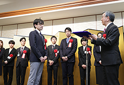 盾・目録の贈呈
